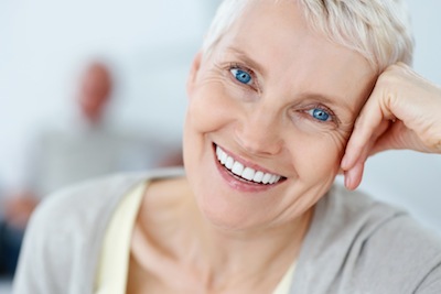 Unsichtbare Zahnspange im Alter. Berlin Erwachsene KFO im Alter